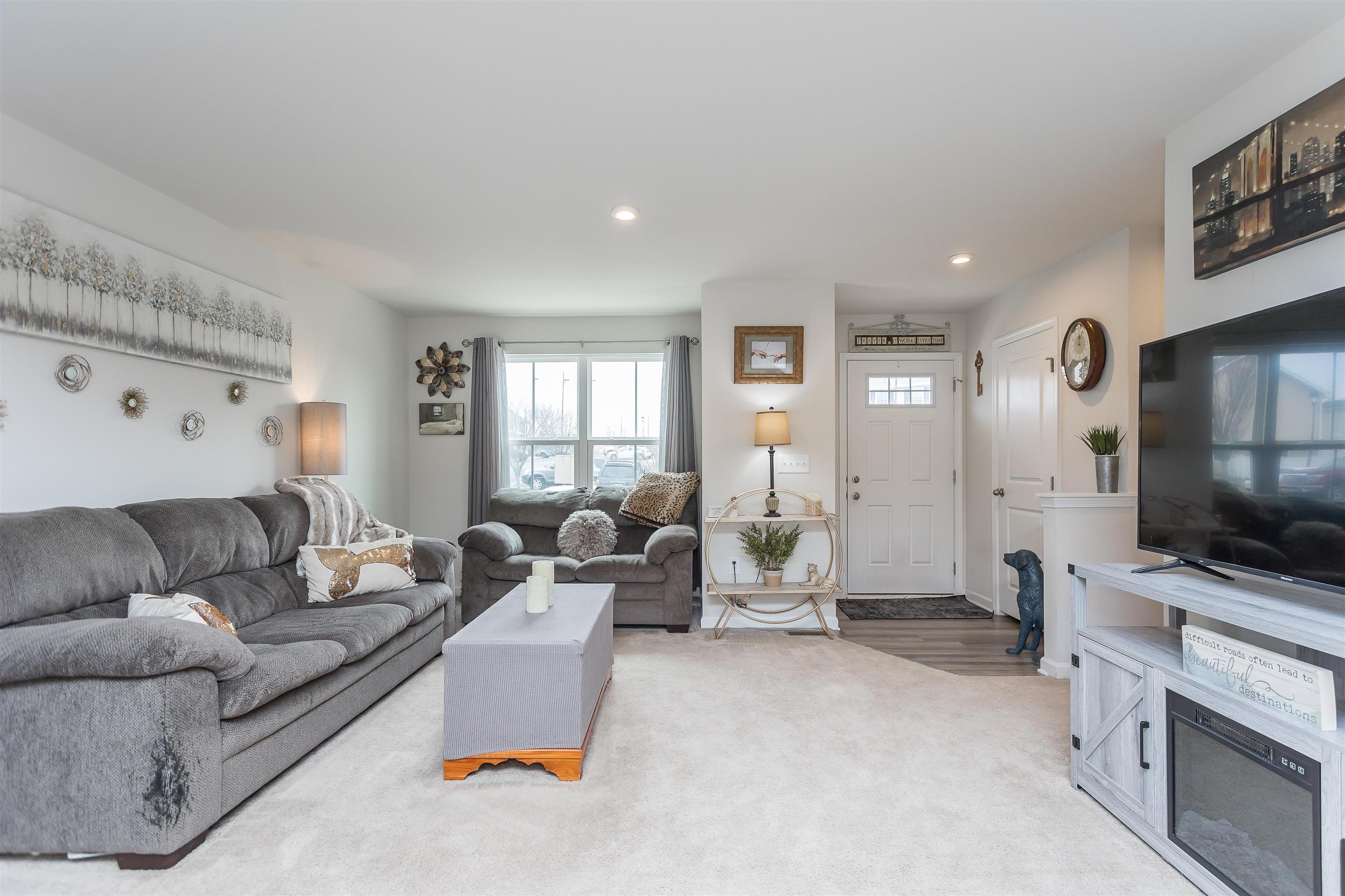 828 CARSON CIR