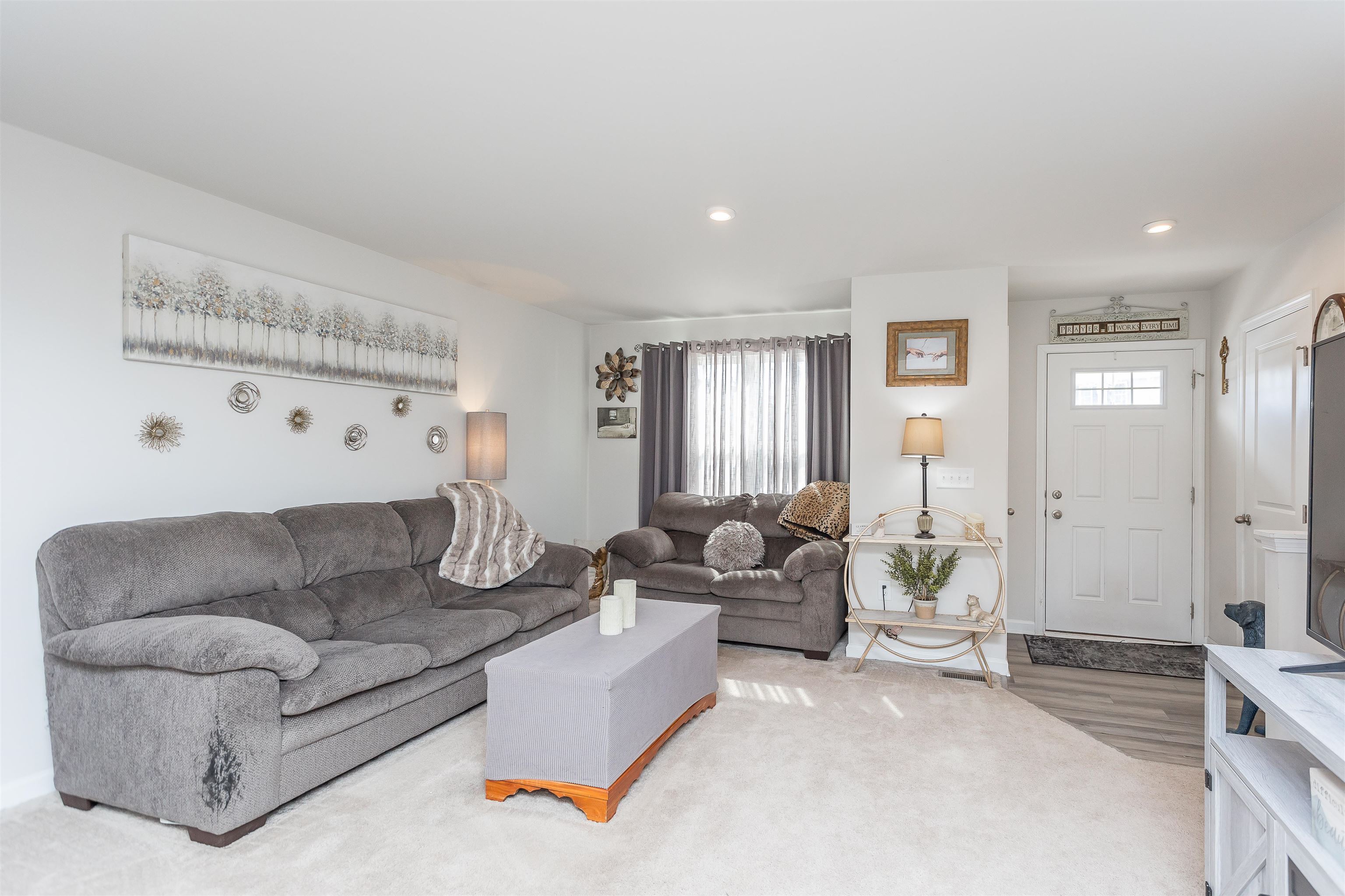 828 CARSON CIR