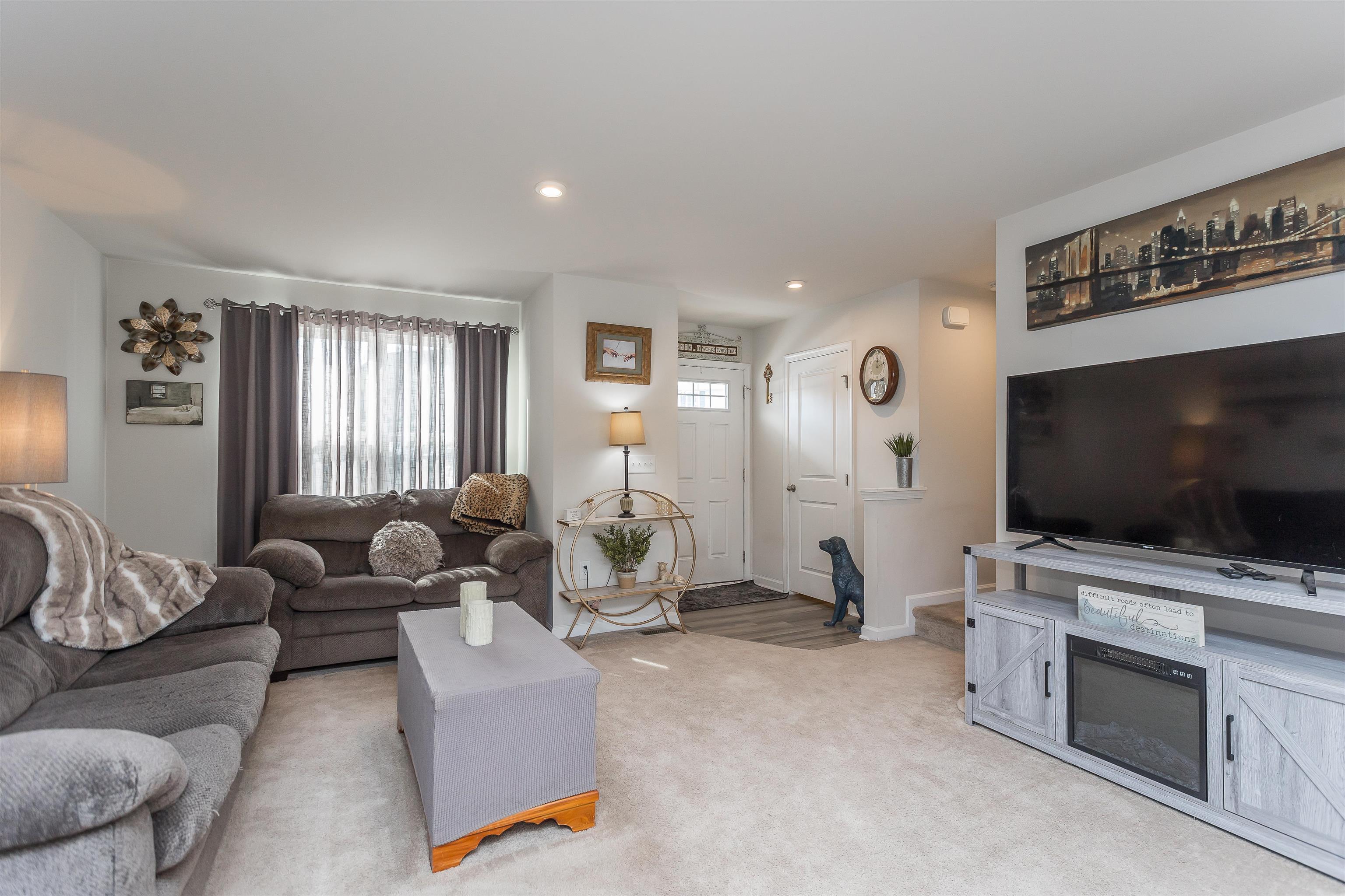 828 CARSON CIR