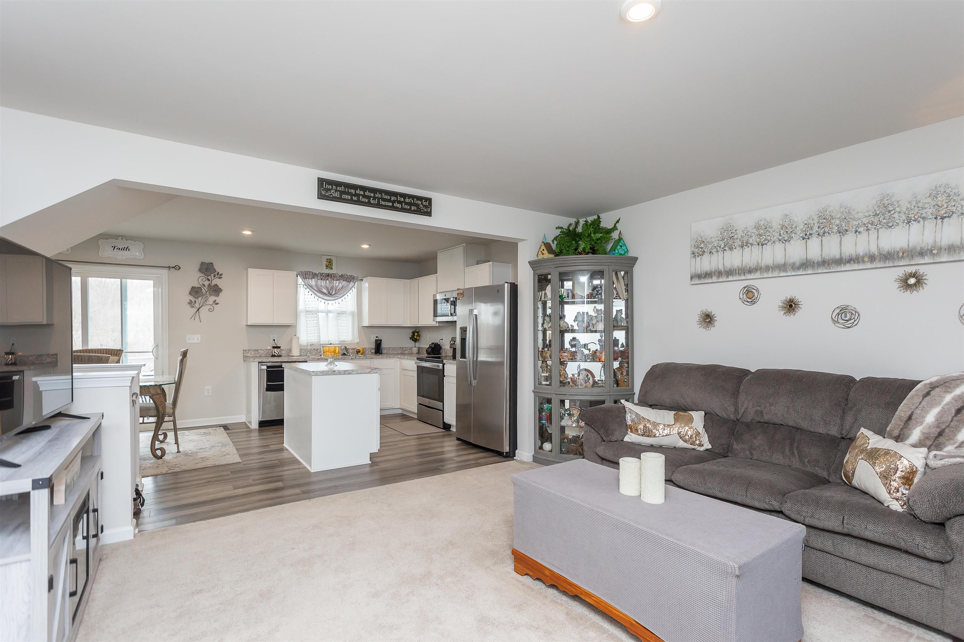 828 CARSON CIR
