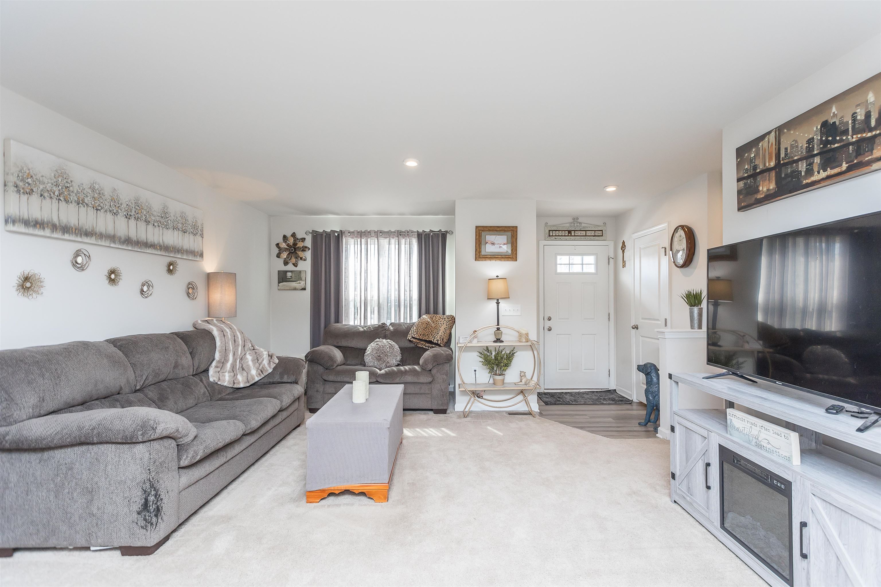 828 CARSON CIR