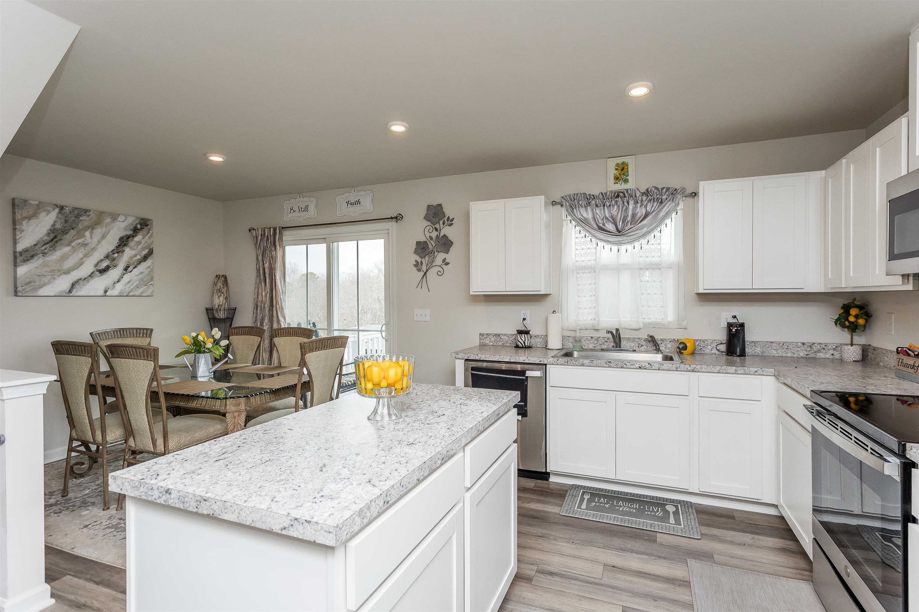 828 CARSON CIR