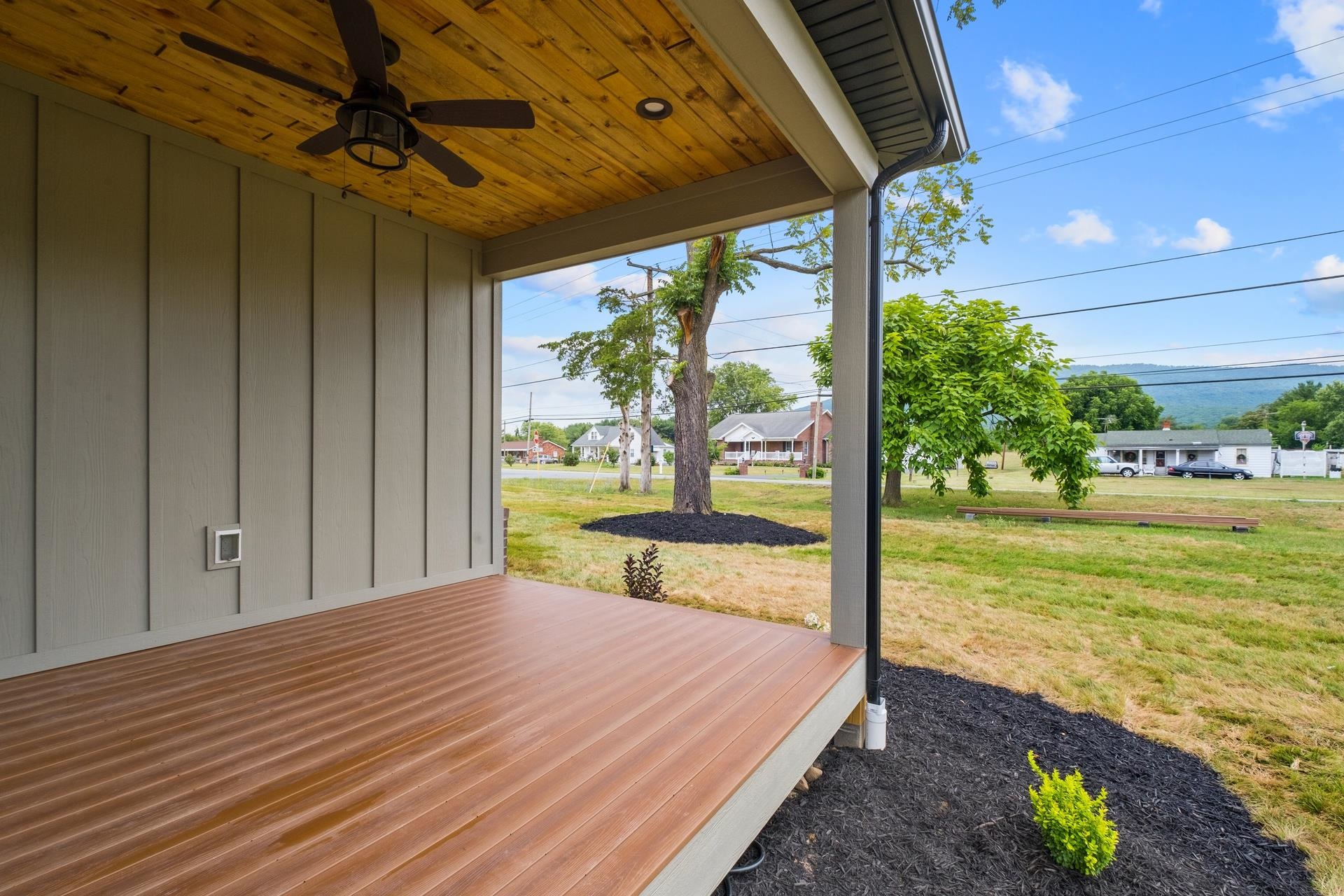 425 SURREY PL
