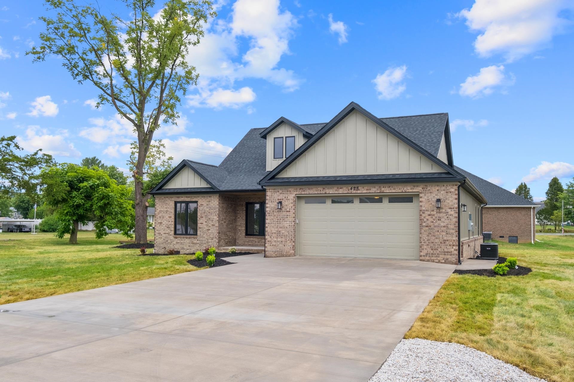 425 SURREY PL