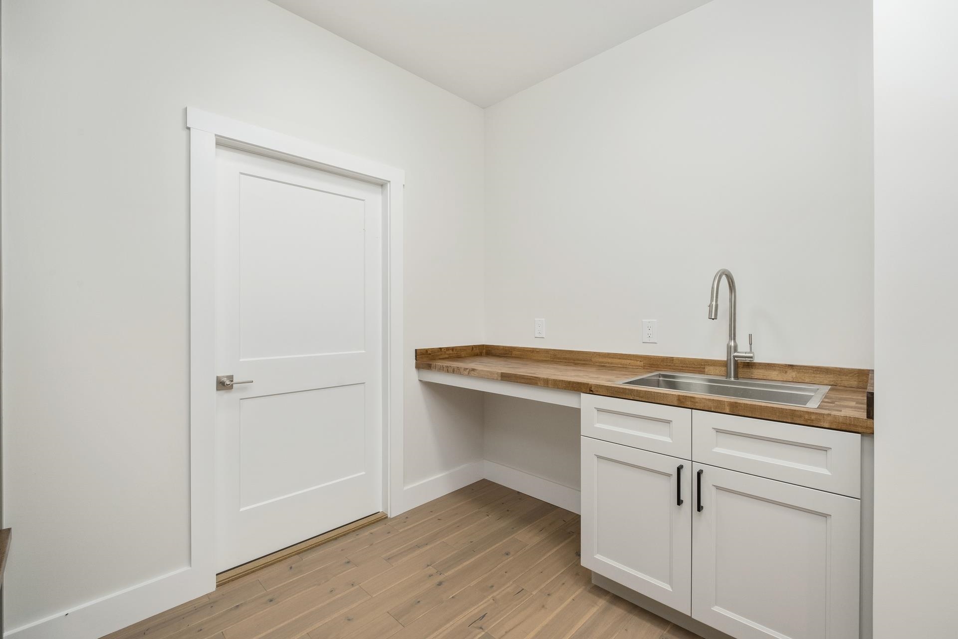 425 SURREY PL