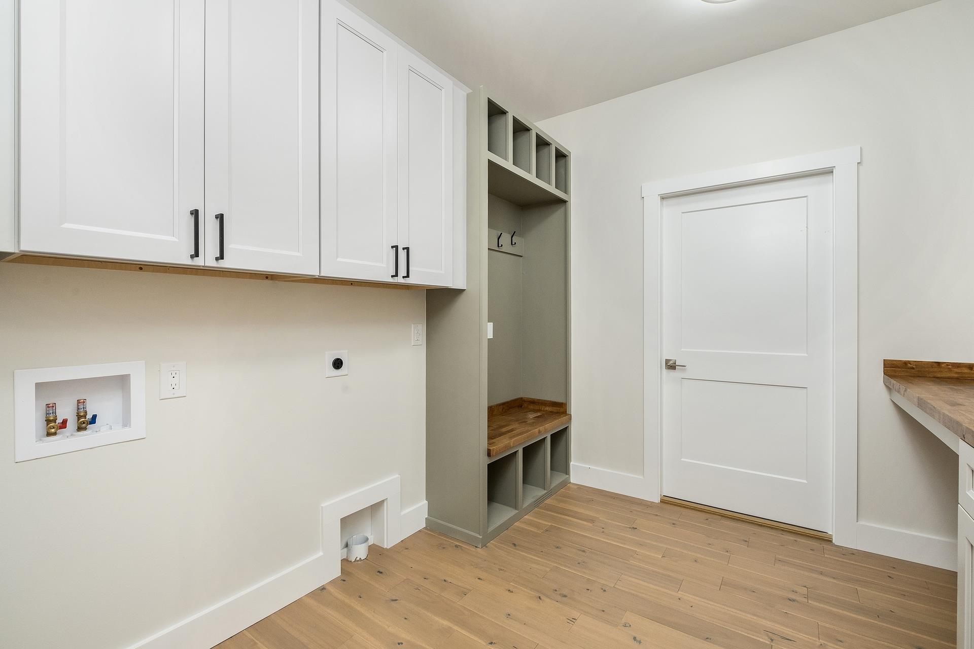 425 SURREY PL