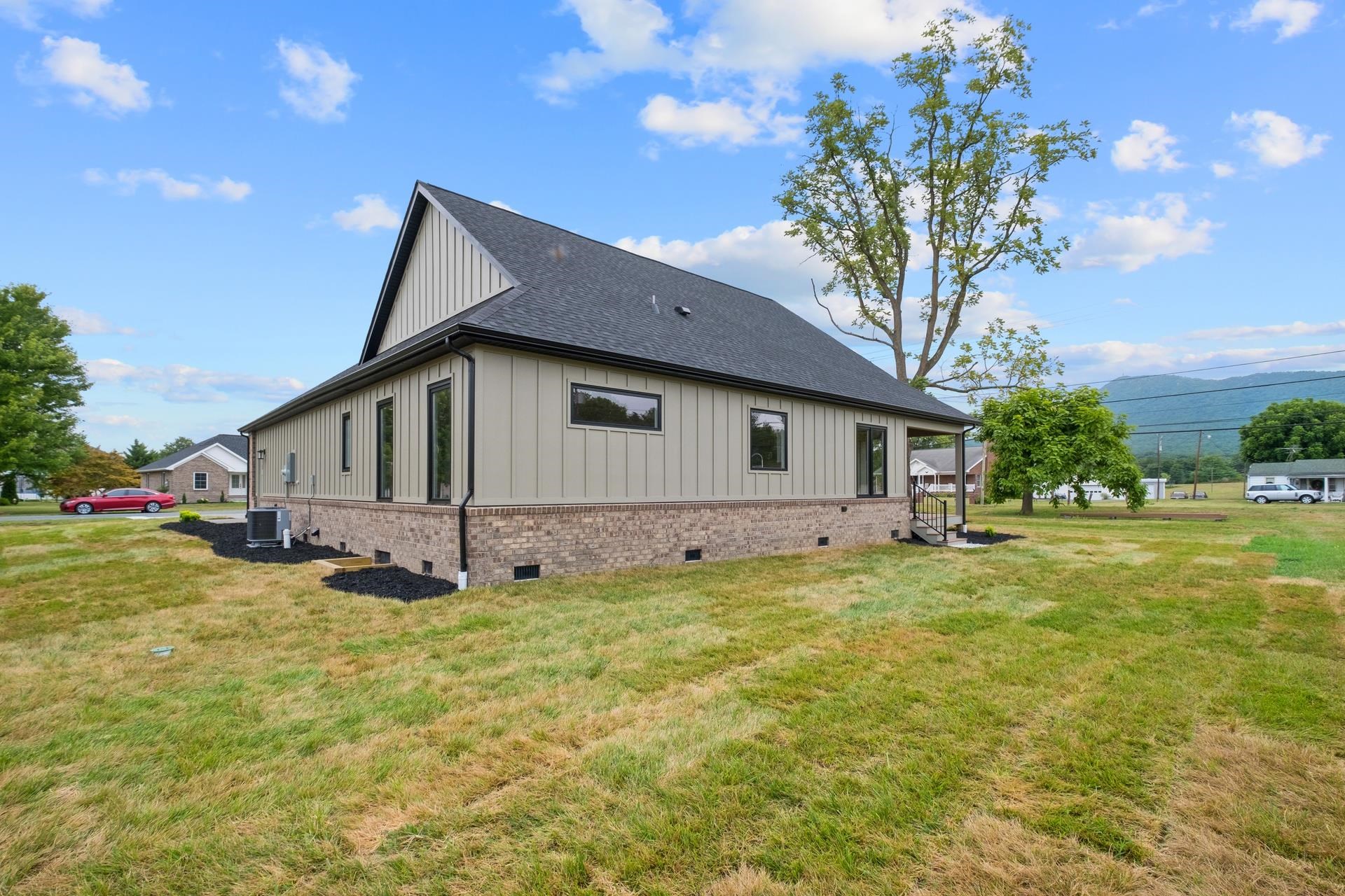 425 SURREY PL