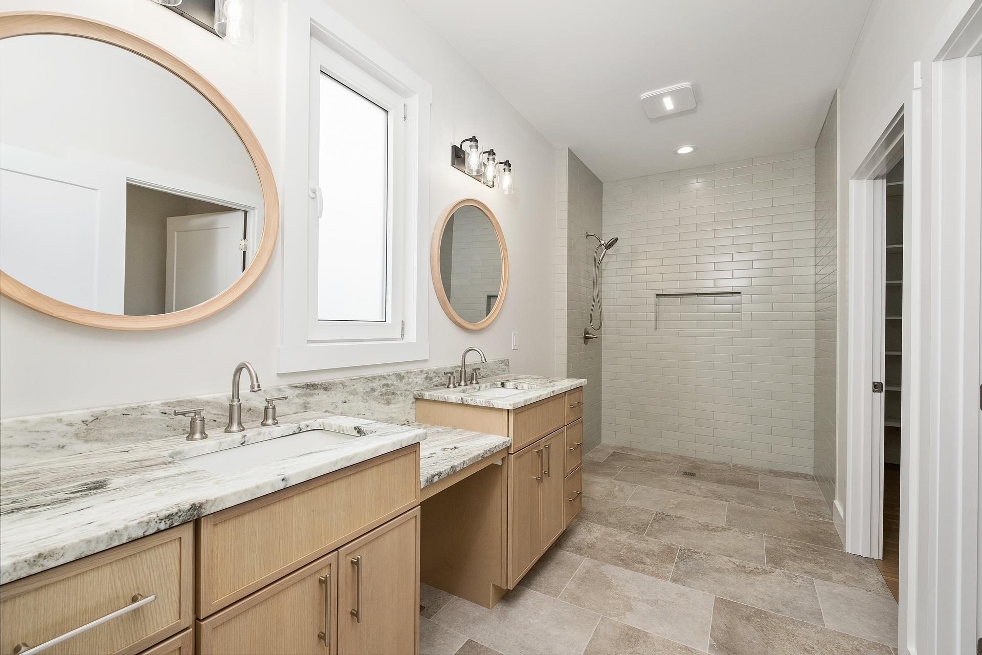 425 SURREY PL
