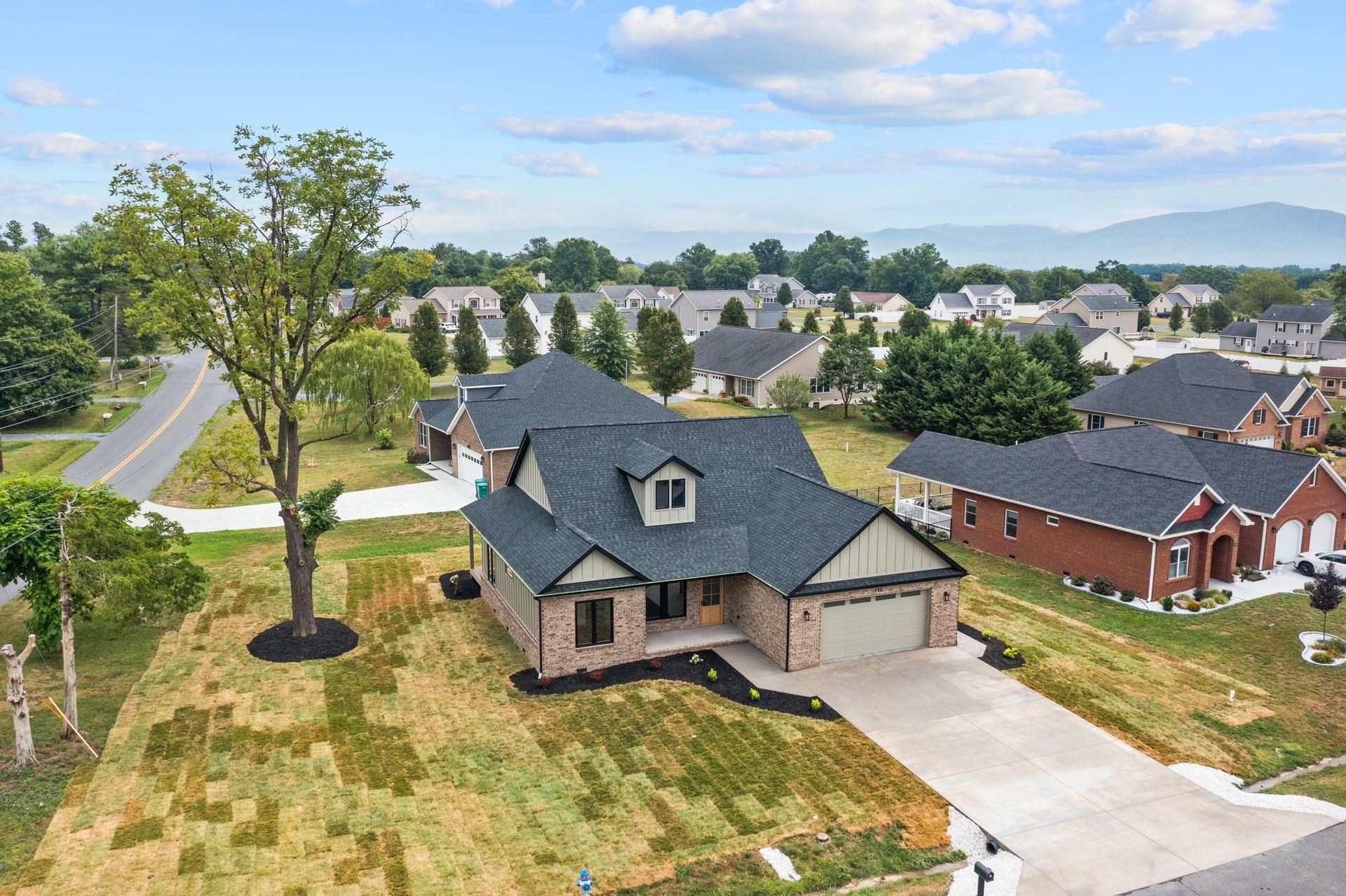 425 SURREY PL