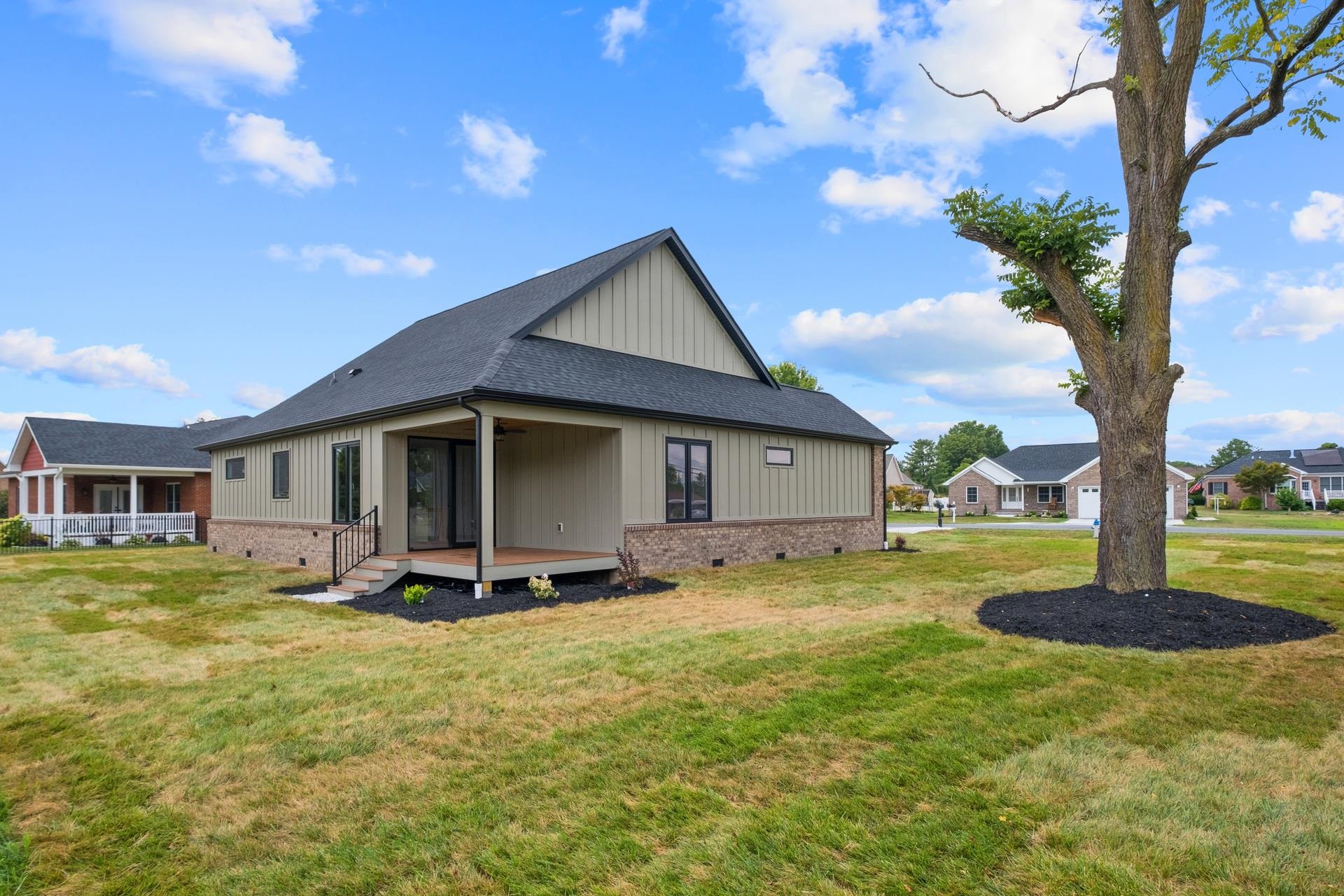 425 SURREY PL