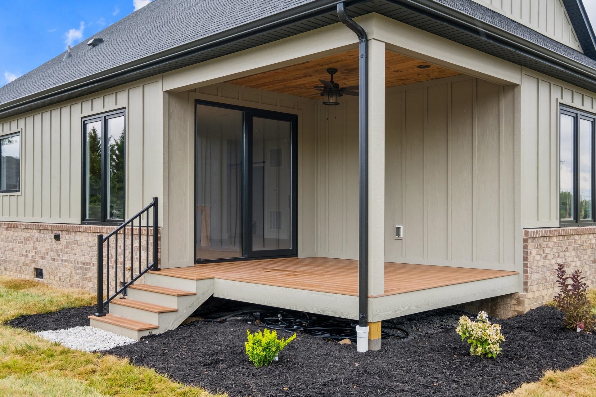 425 SURREY PL