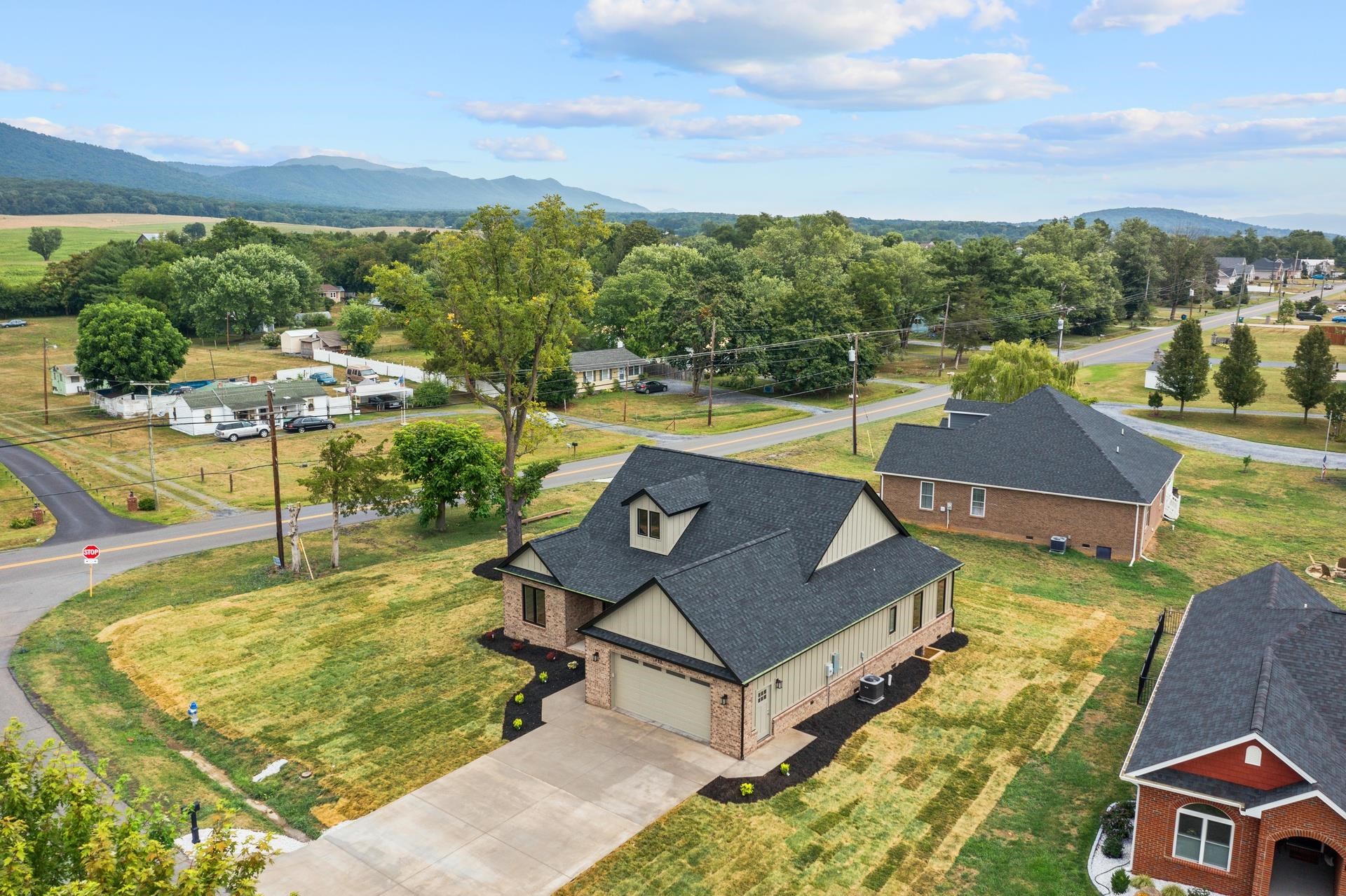 425 SURREY PL