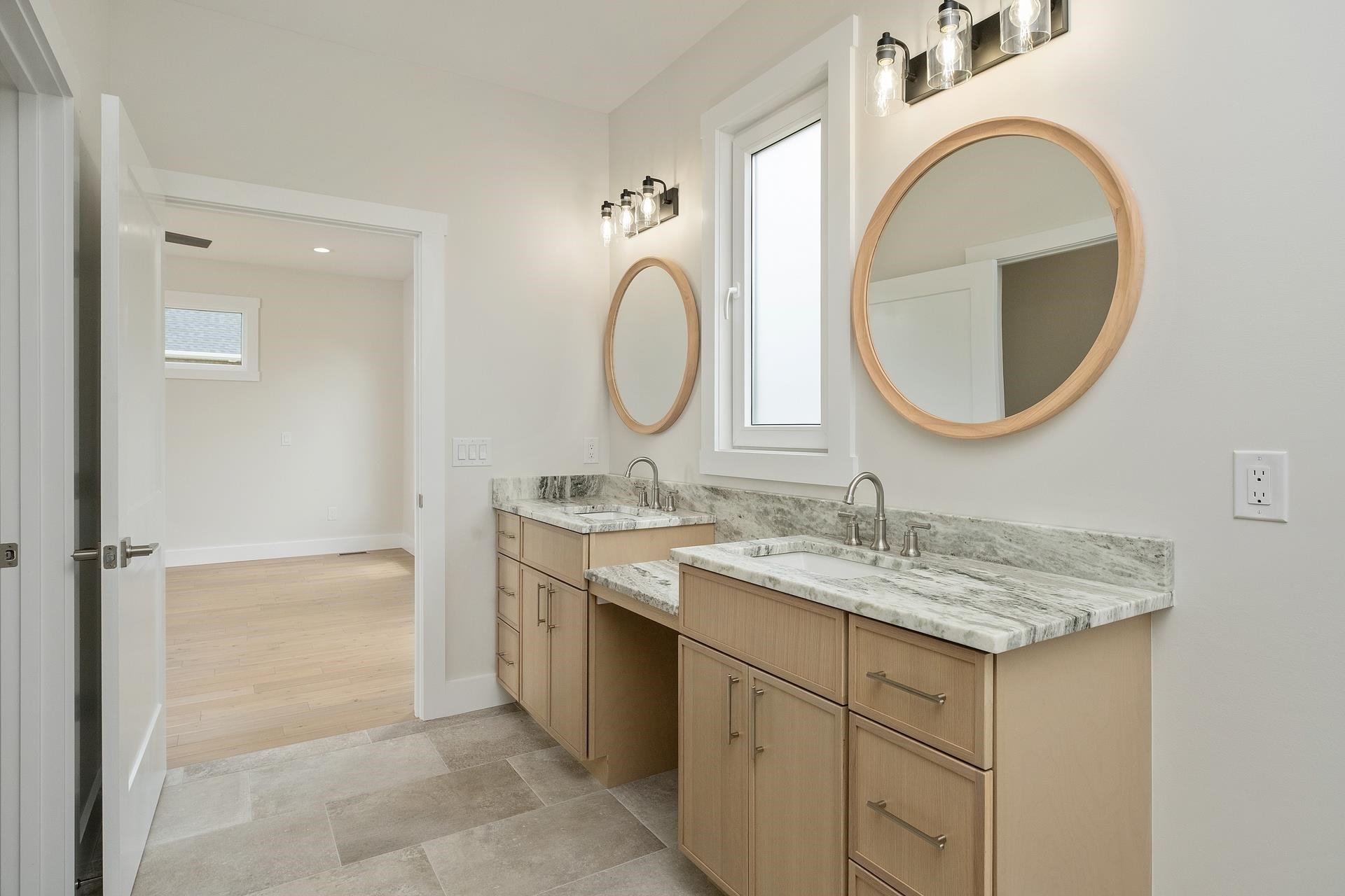425 SURREY PL