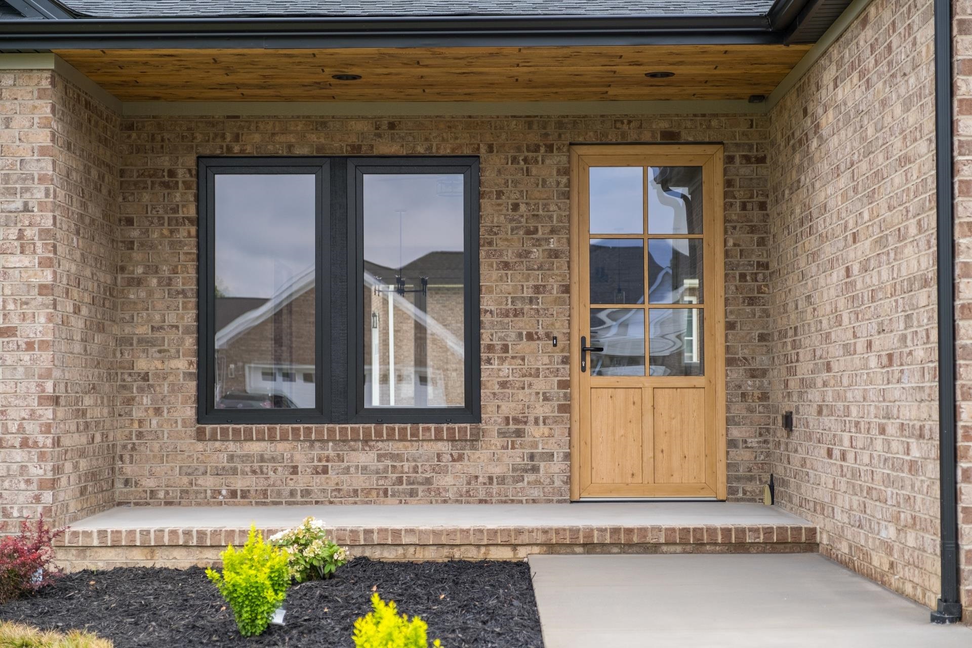 425 SURREY PL