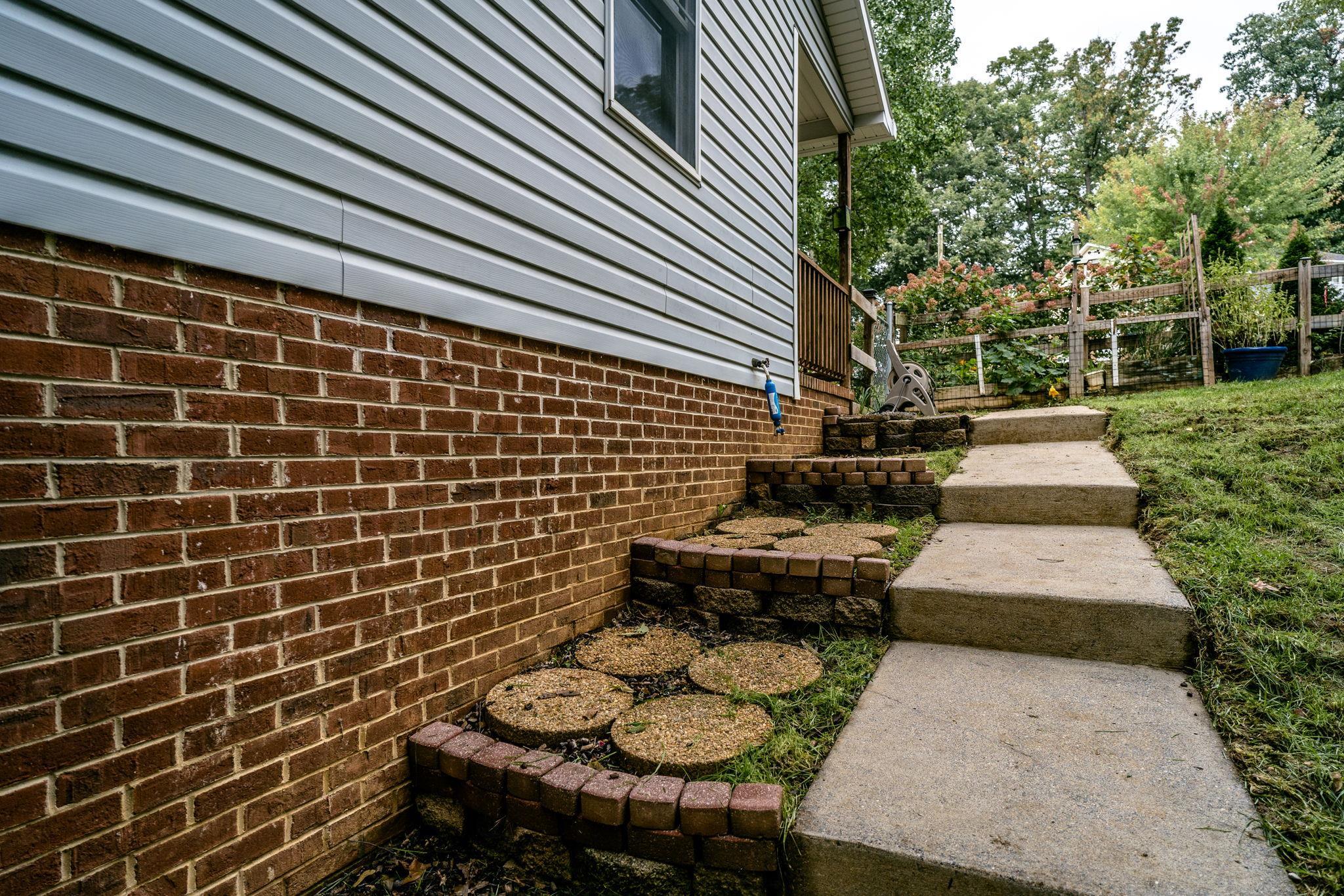 1033 BRIDLE CT