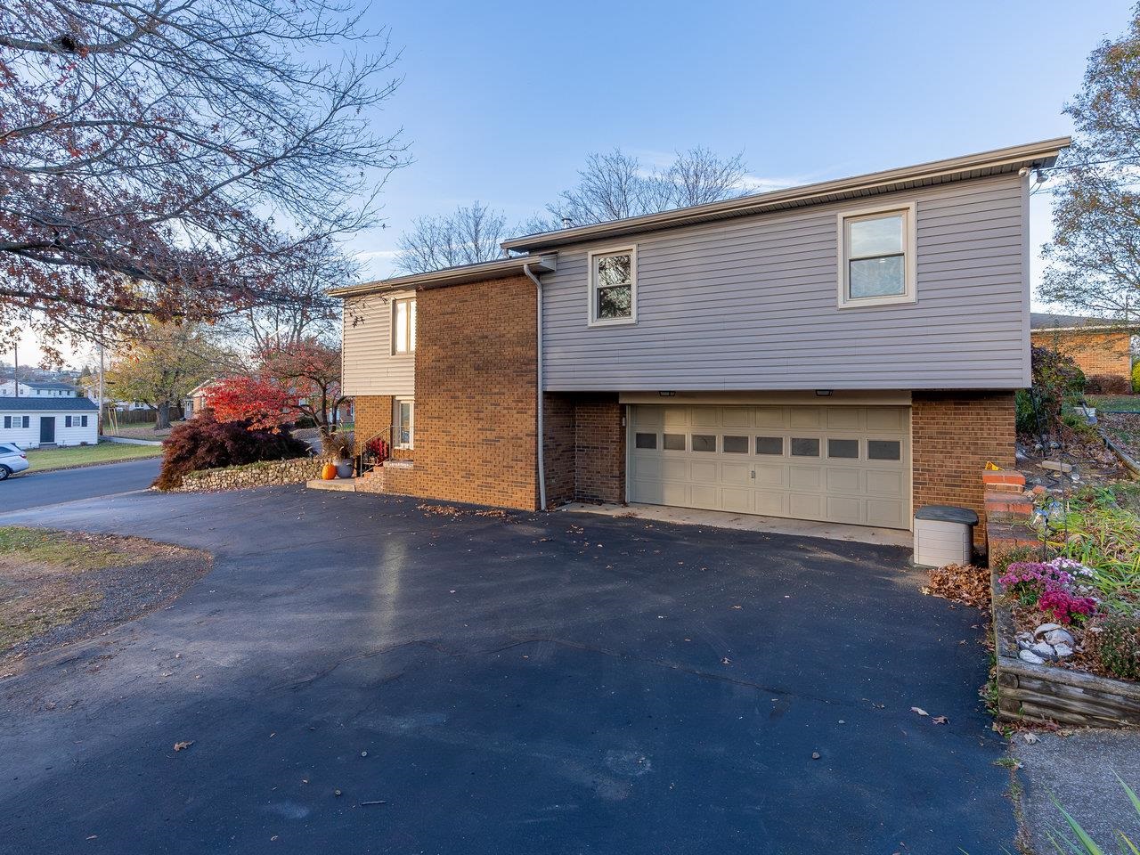 942 LEE AVE