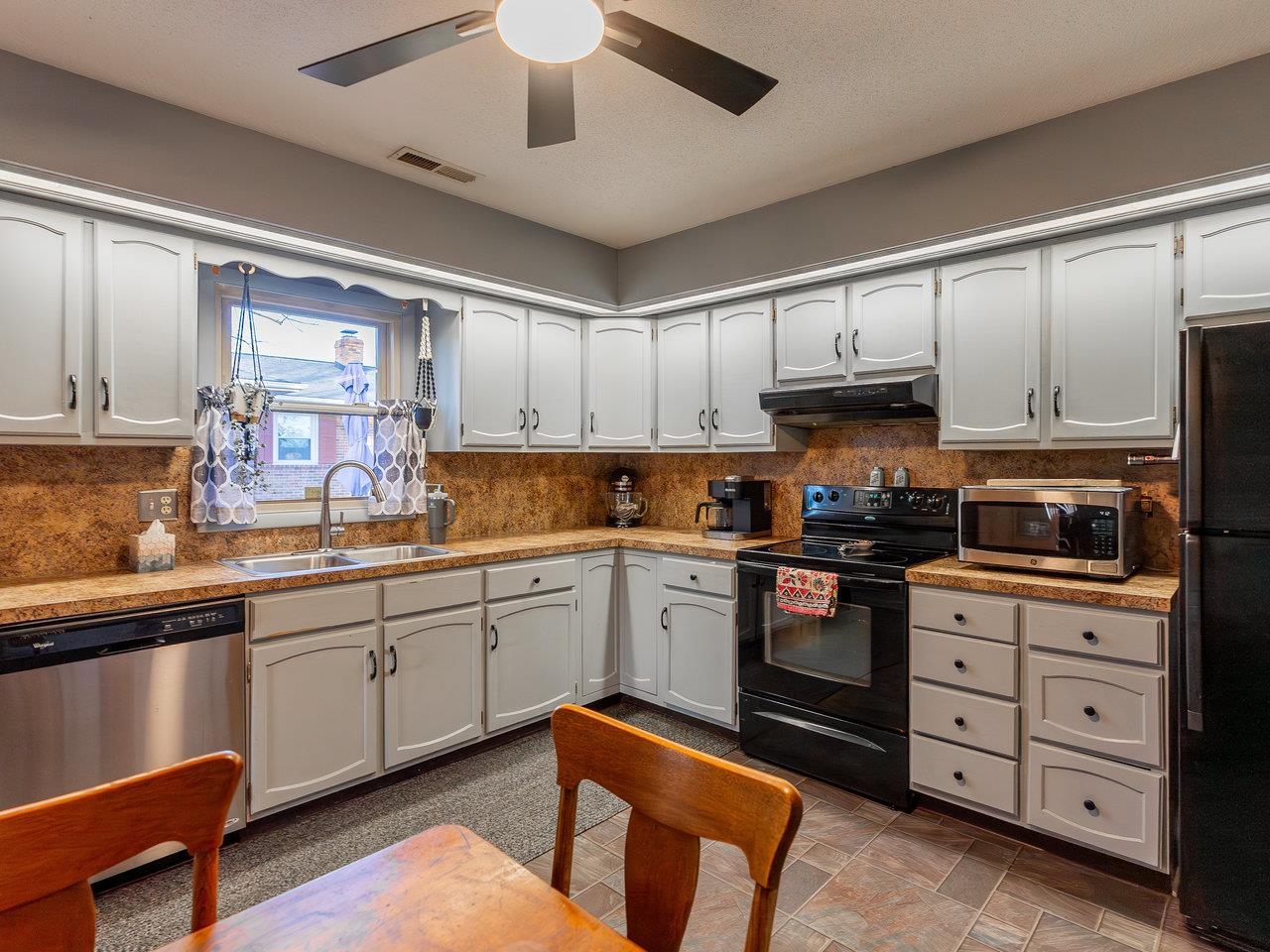 942 LEE AVE