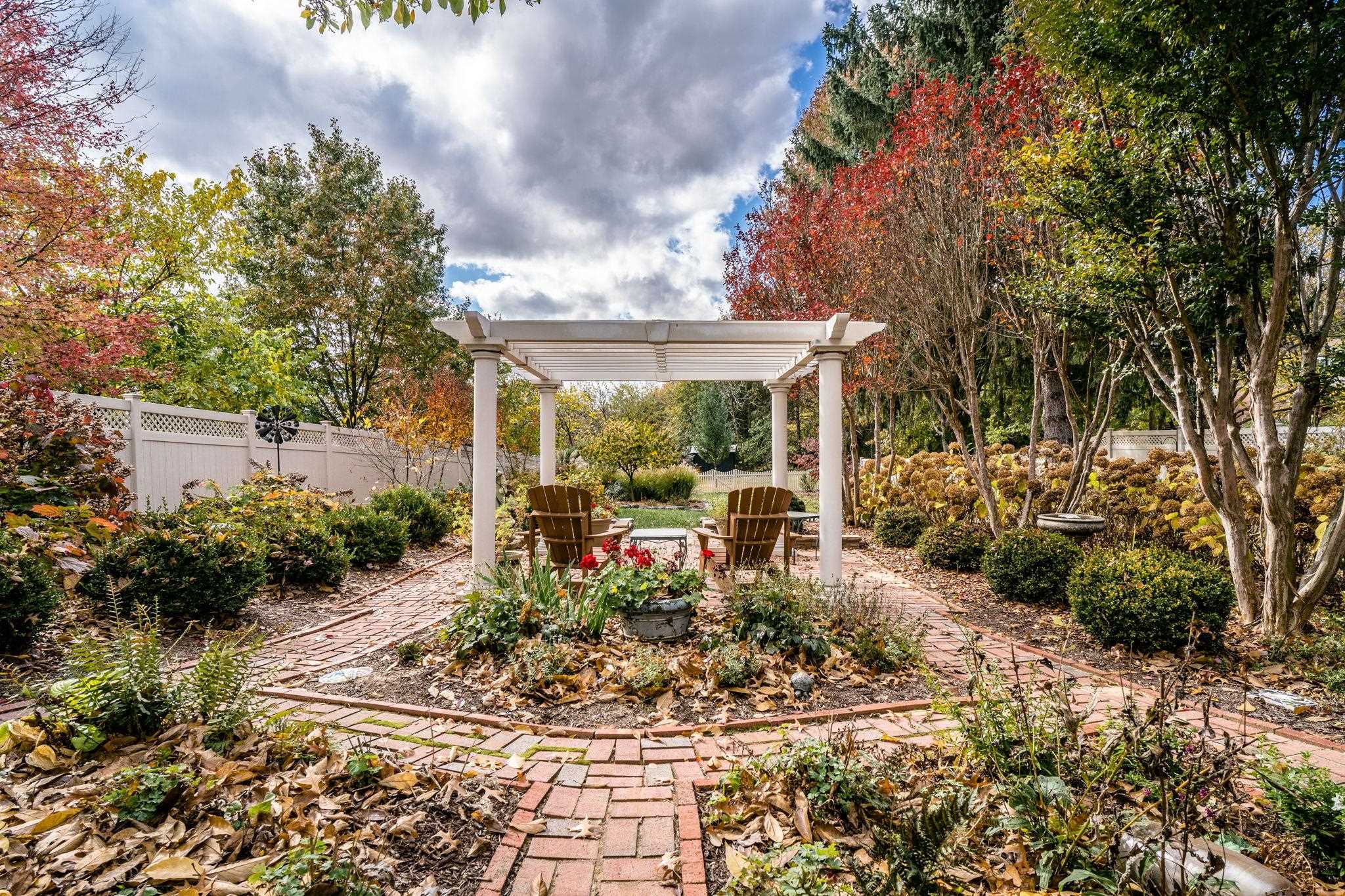 437 MOUNTAIN VIEW DR