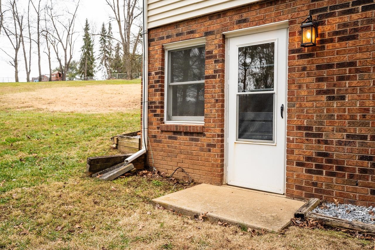 156 ABBOTT CIR