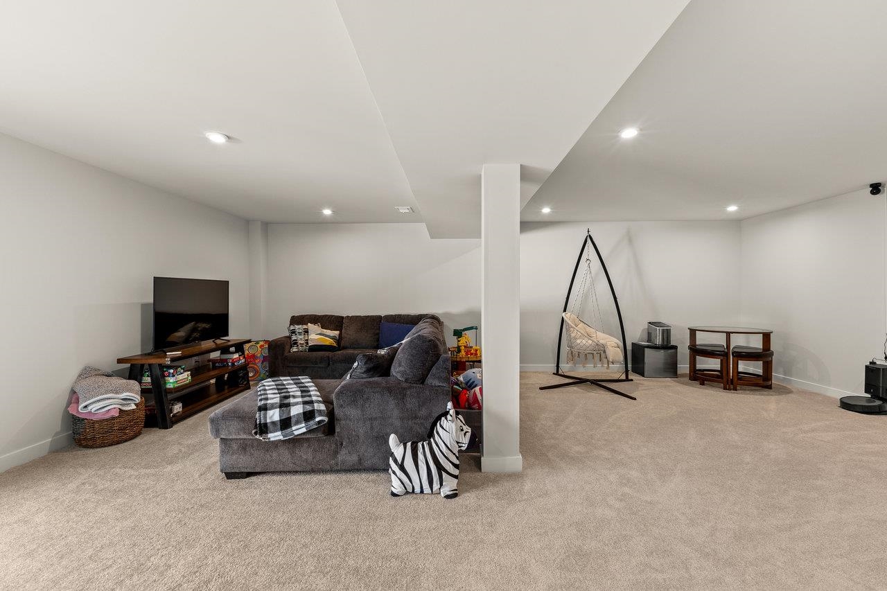 10176 OAK CIRCLE LN