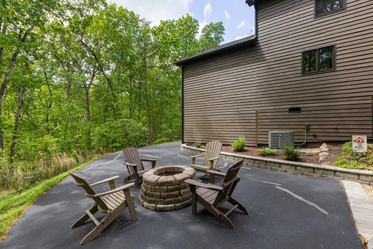 216 PINEY LN