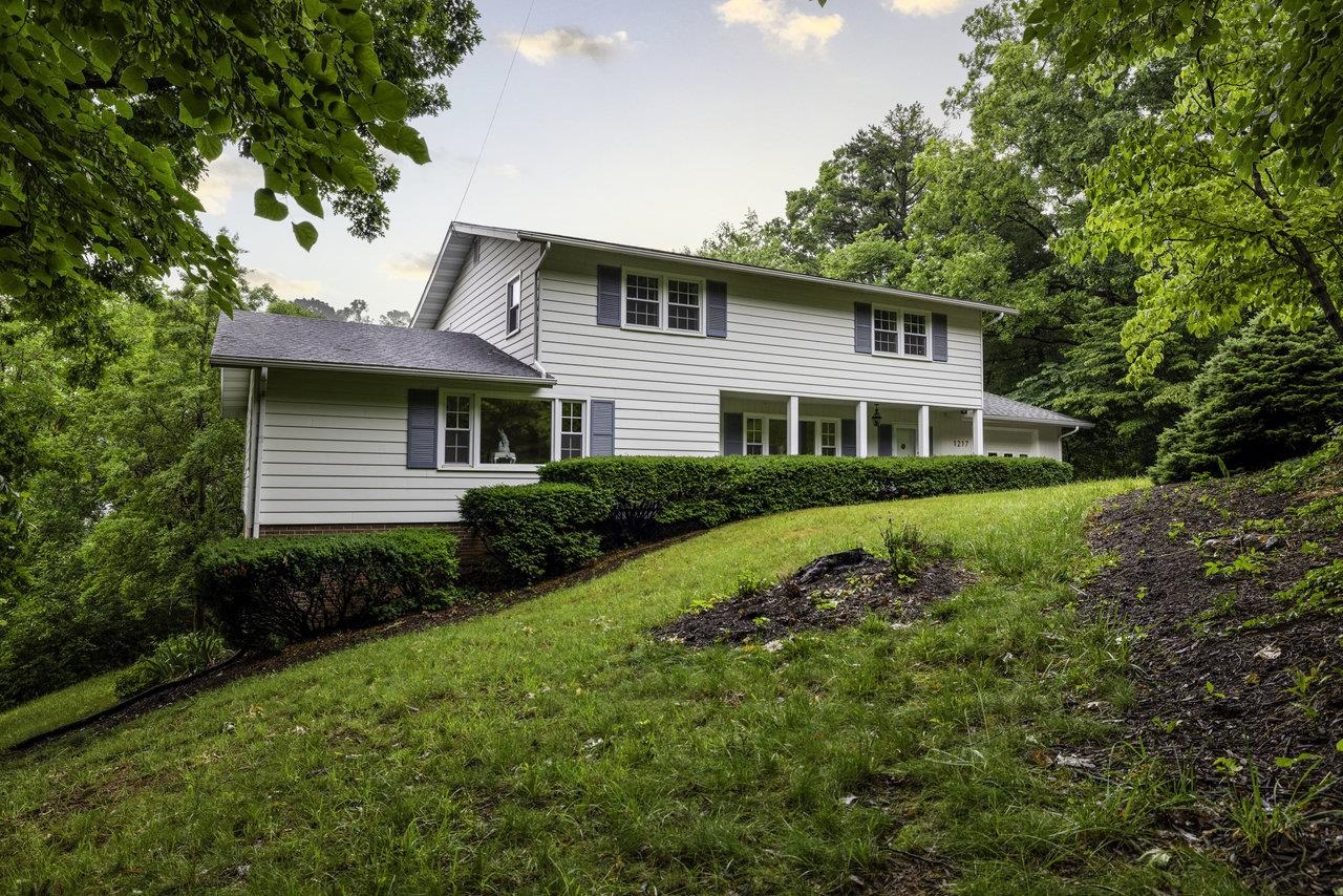 1217 WINDSOR RD