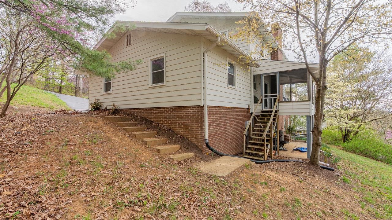 1217 WINDSOR RD