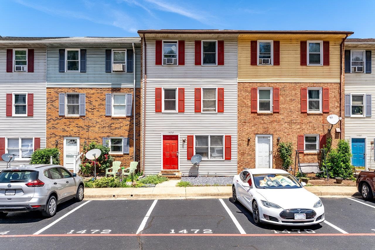 1472 COUNTRY CLUB CT