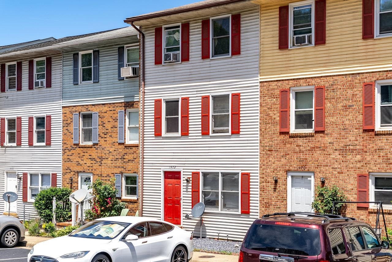 1472 COUNTRY CLUB CT