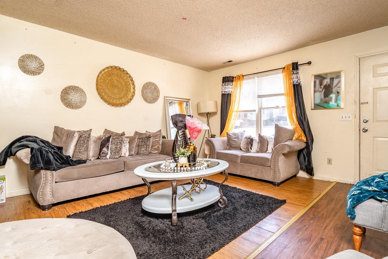 1472 COUNTRY CLUB CT