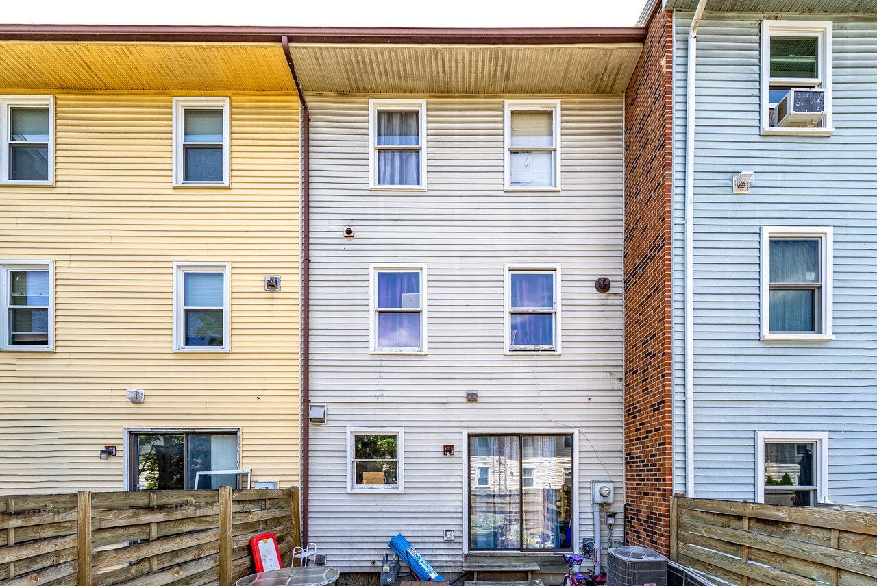 1472 COUNTRY CLUB CT