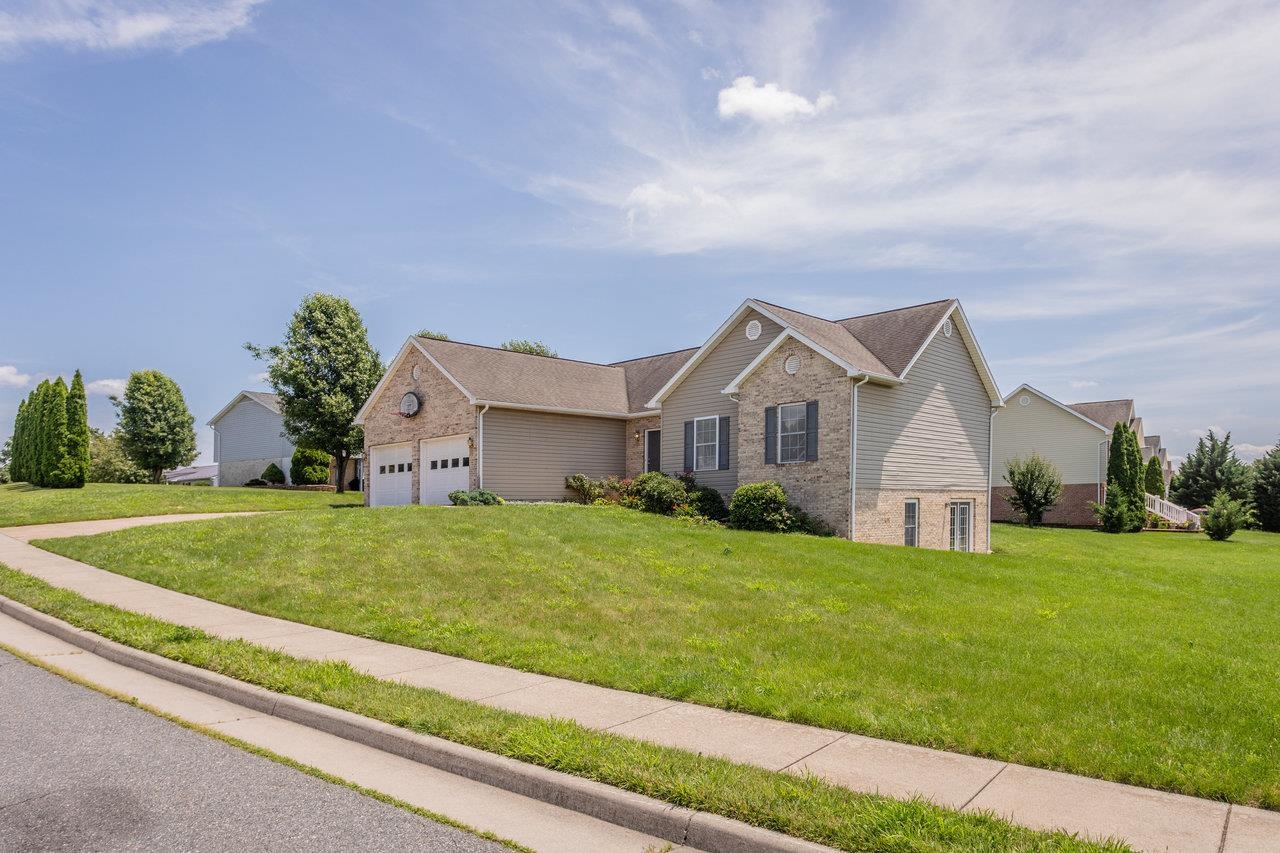 390 STONELEIGH DR