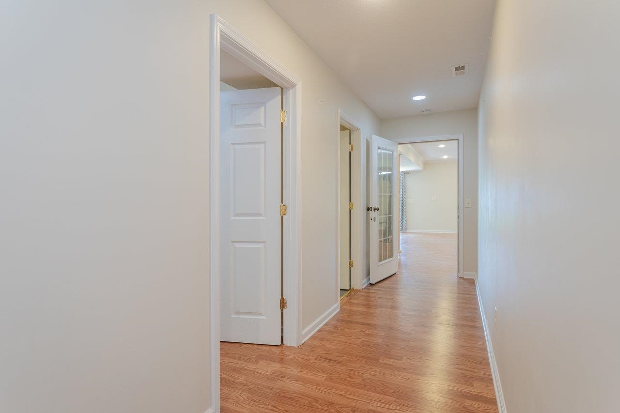 390 STONELEIGH DR