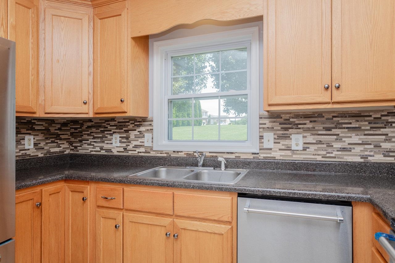 390 STONELEIGH DR