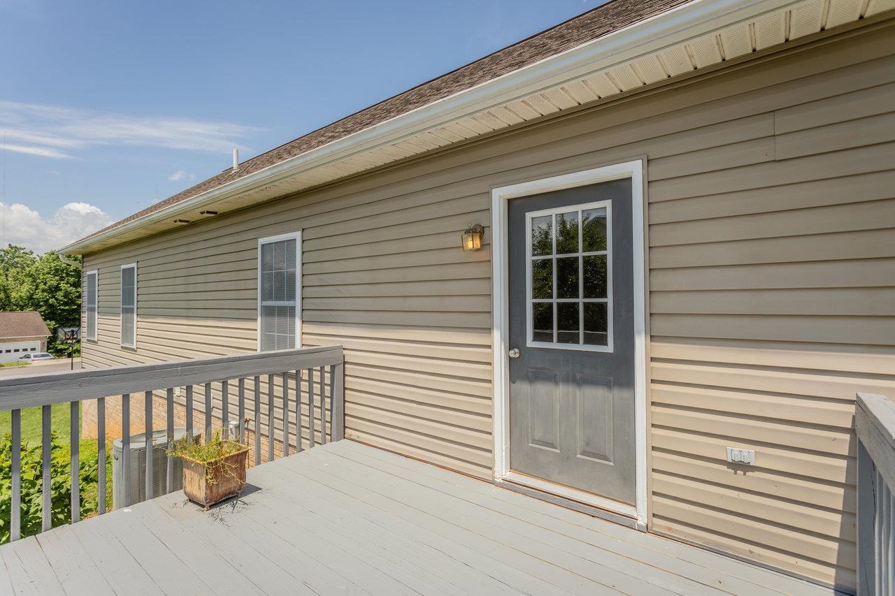 390 STONELEIGH DR