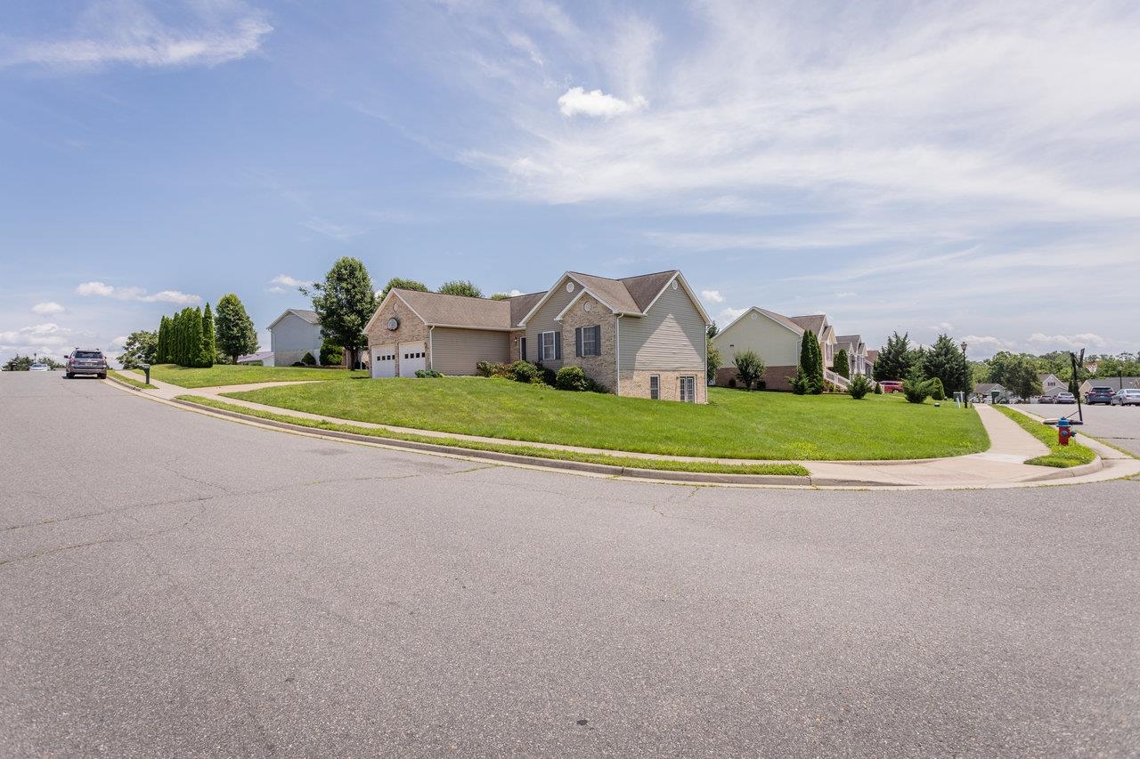 390 STONELEIGH DR