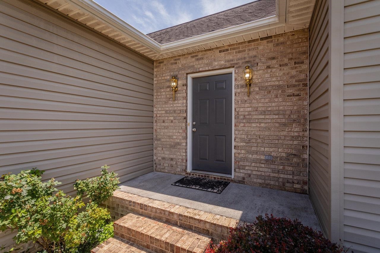 390 STONELEIGH DR