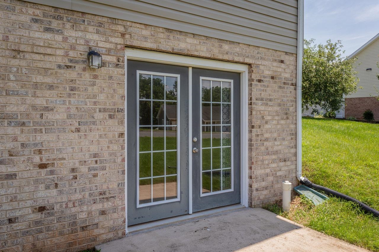 390 STONELEIGH DR