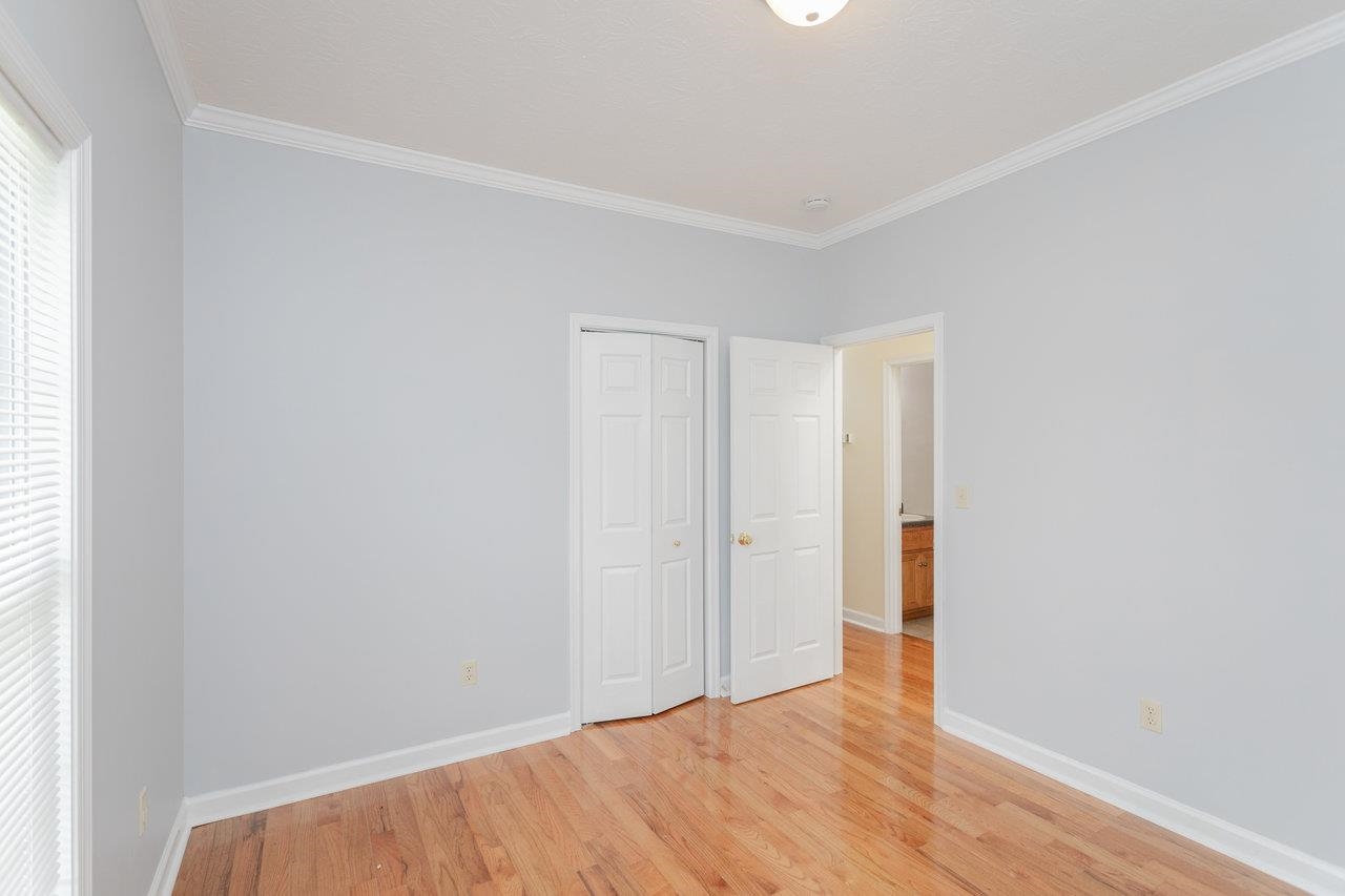 390 STONELEIGH DR