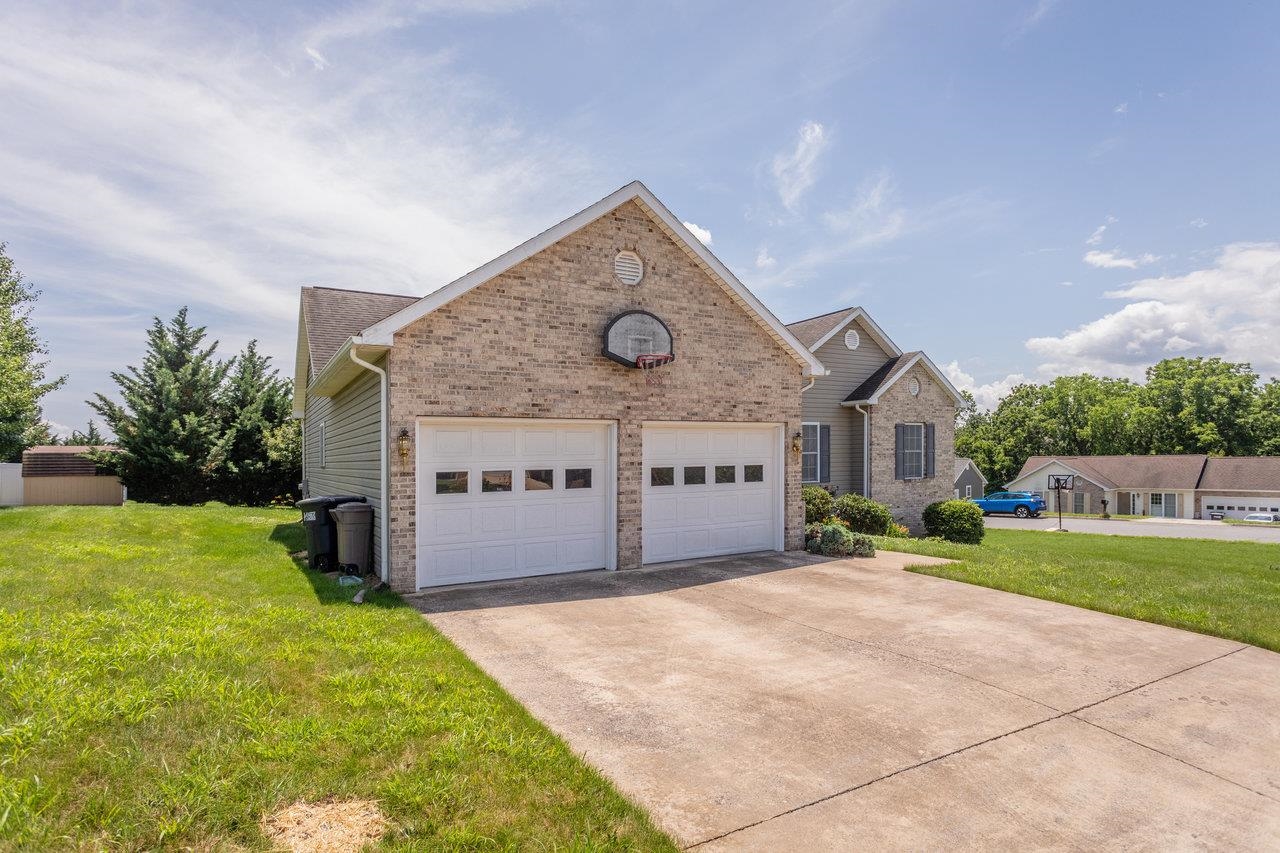390 STONELEIGH DR