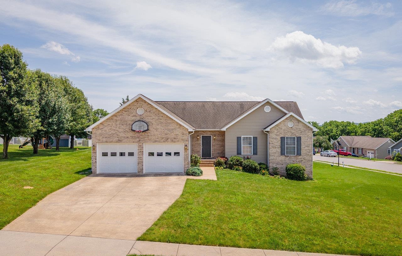 390 STONELEIGH DR