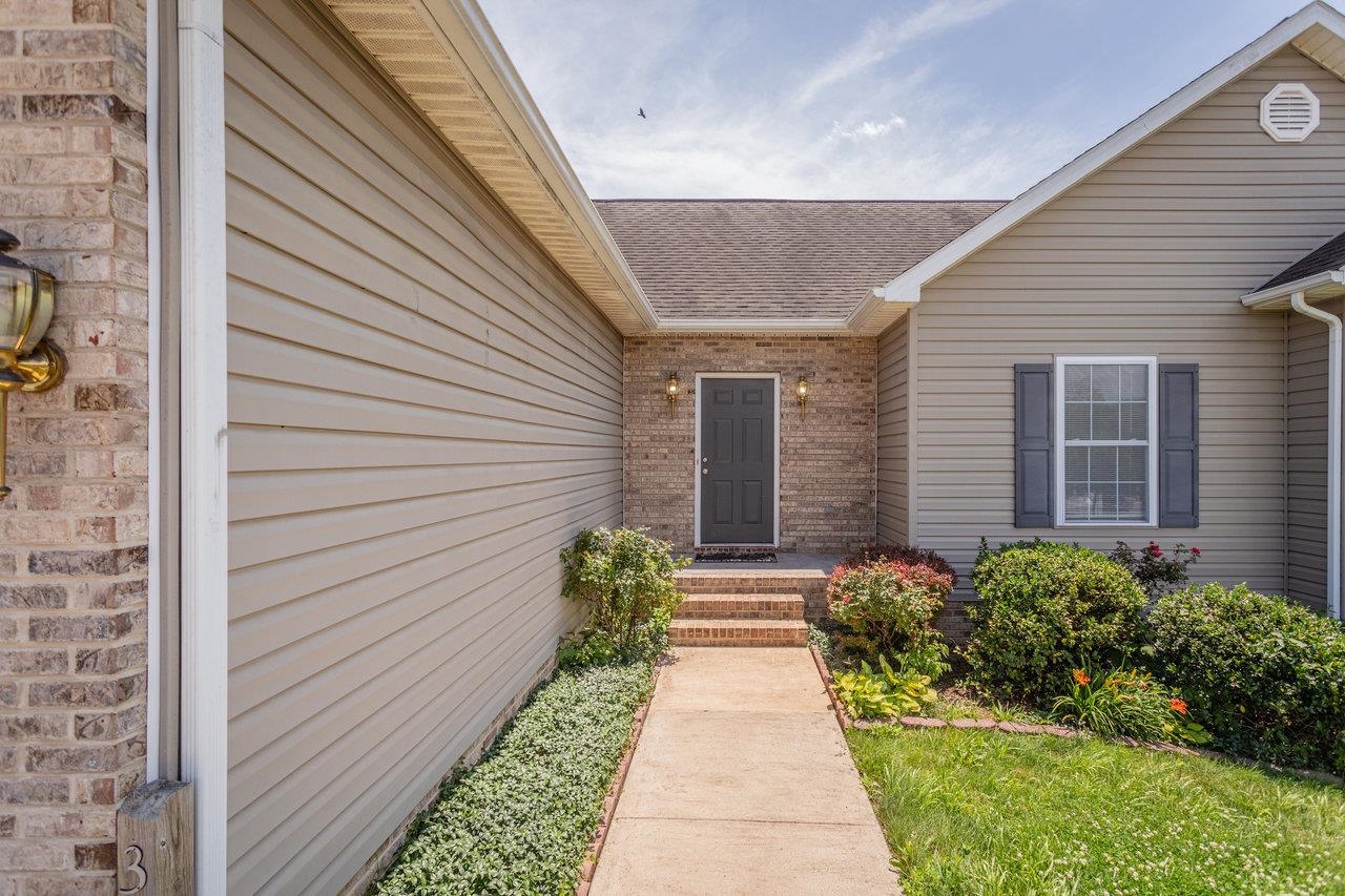 390 STONELEIGH DR