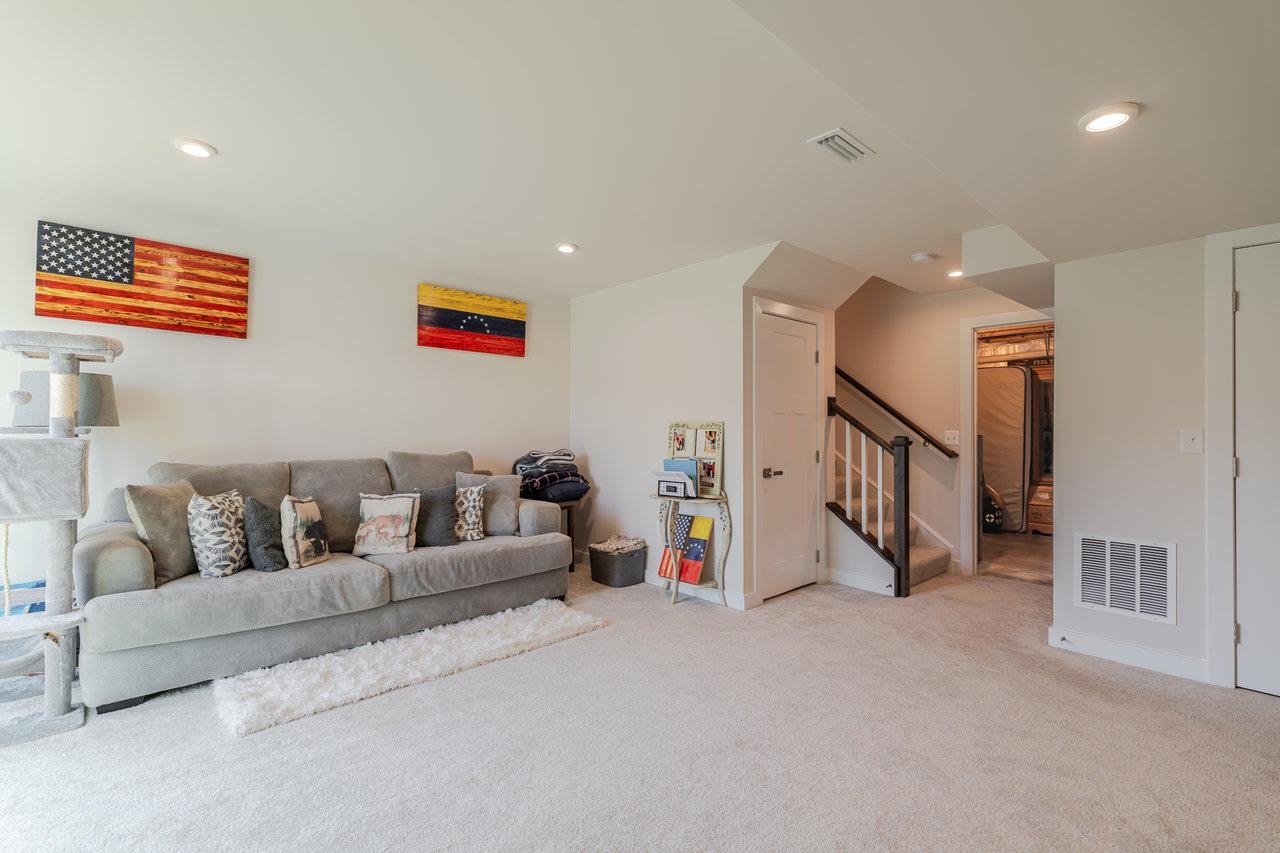 2758 DORVAL RD