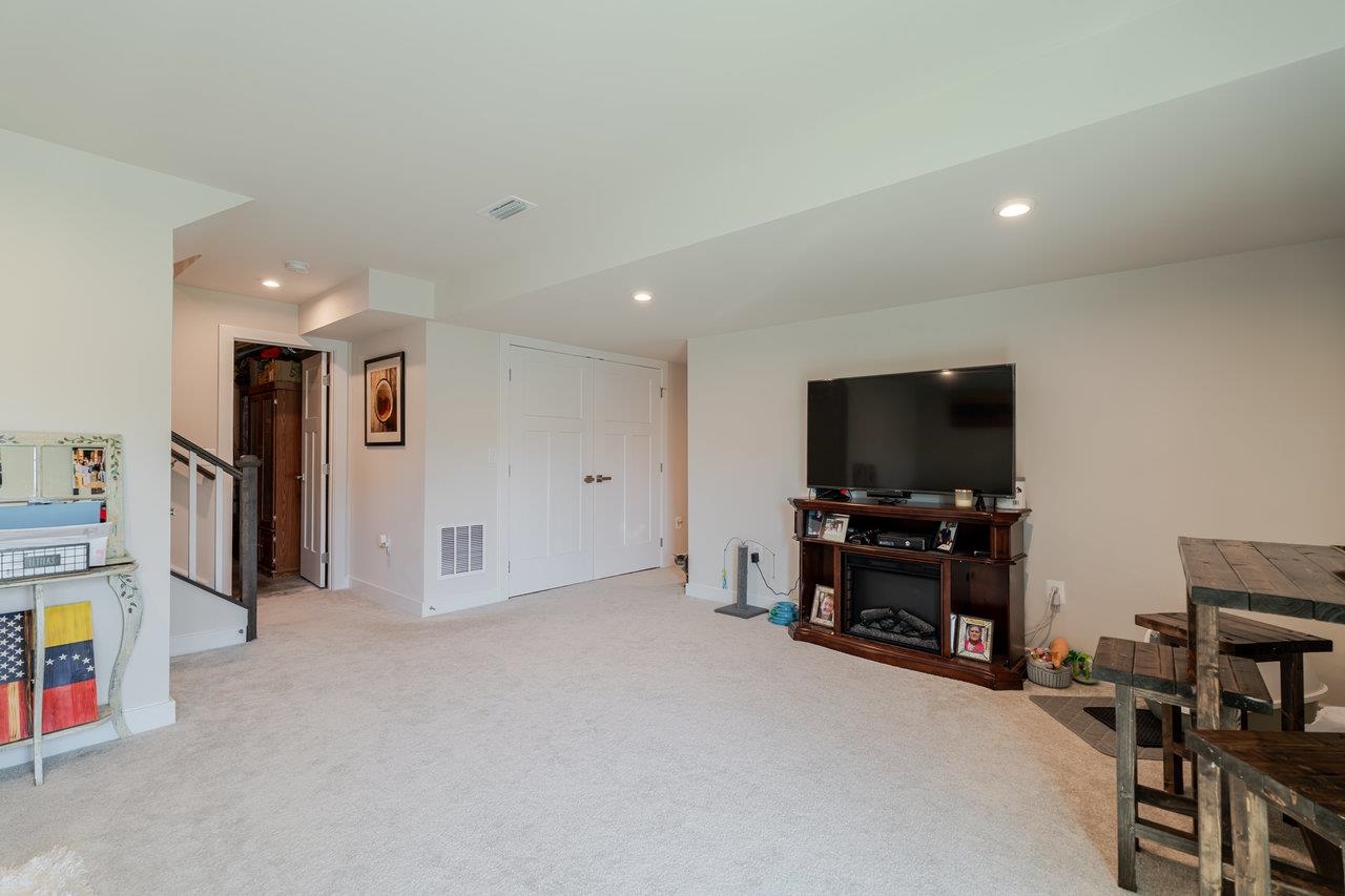 2758 DORVAL RD