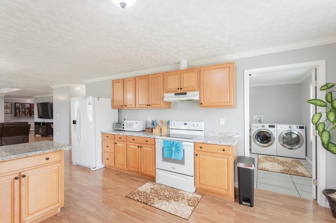 3232 WINDY HEIGHTS LN