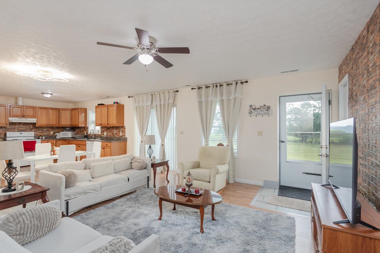 3232 WINDY HEIGHTS LN