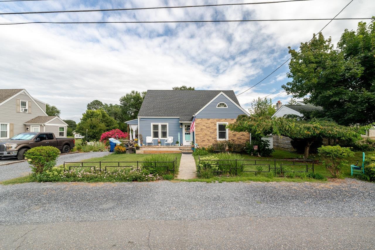 257 CENTER STREET RD