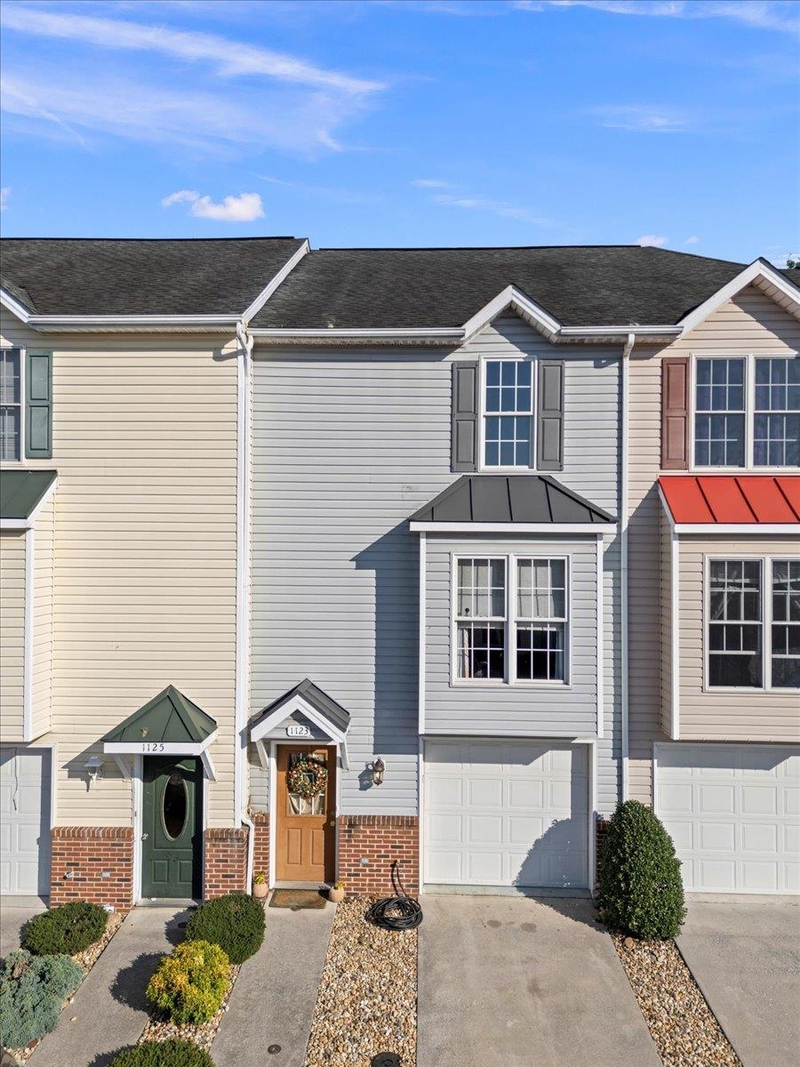 1123 PATRICK HENRY PL