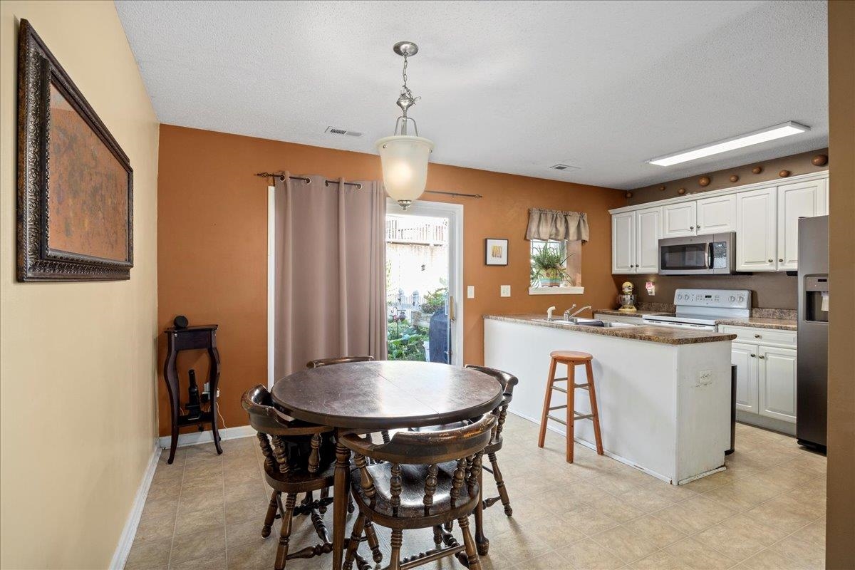 1123 PATRICK HENRY PL