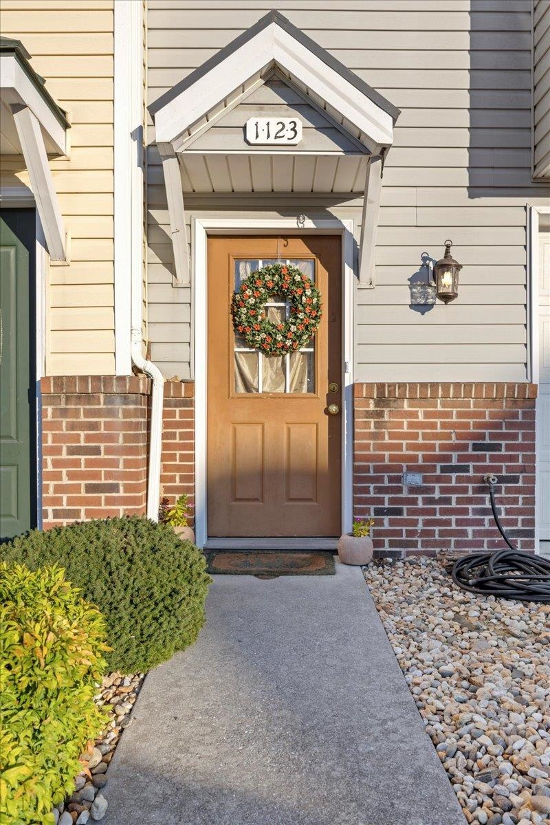 1123 PATRICK HENRY PL